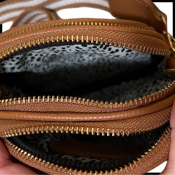 N W/DUST BAG. Mai-Lili-Josephine sold @ANTHROPOLOGY. Crossbody Bag, two straps. - Picture 11 of 14